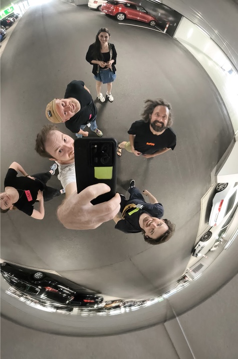 Team-Selfie im Spiegel