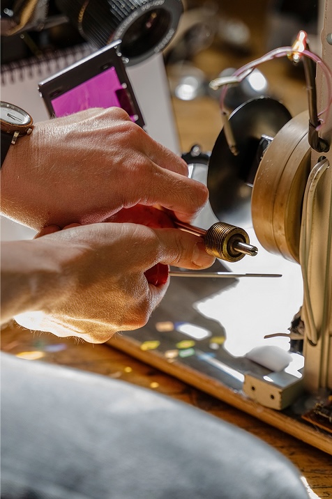 Nahaufnahme von Händen die ein Objekt montieren