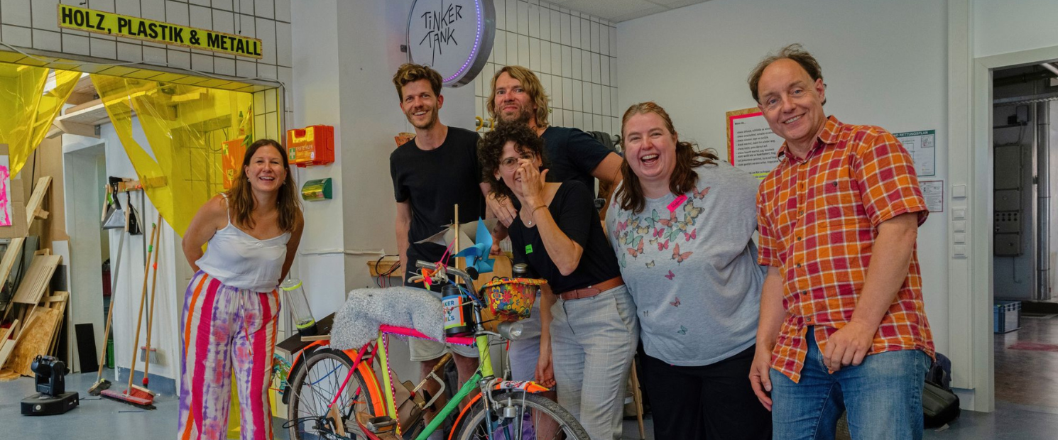 Person schraubt an Objekt am Boden sitzend